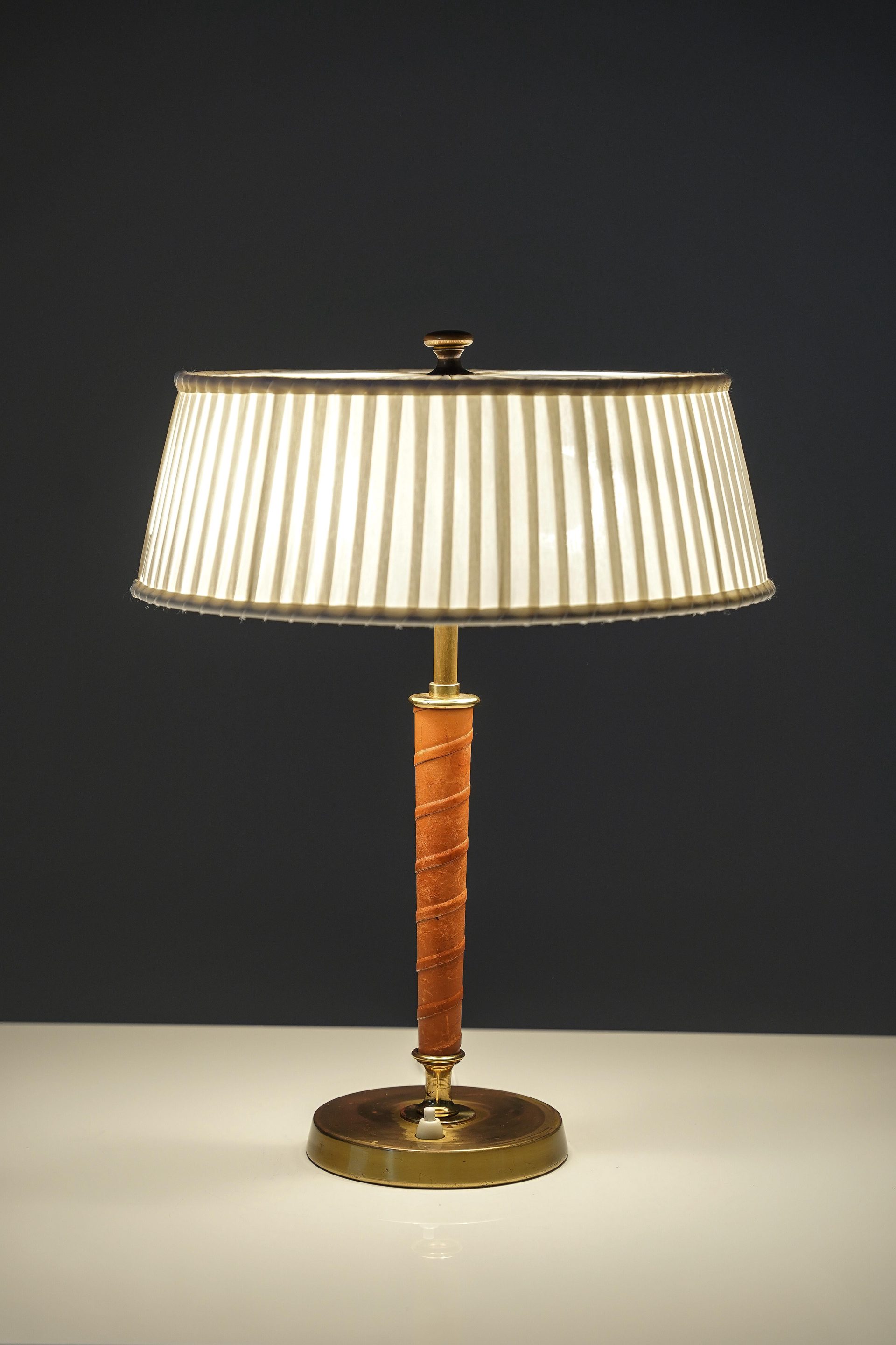 Scandinavian Modern Table lamp model 32926 by Nordiska Kompaniet, Sweden, 1940s For Sale