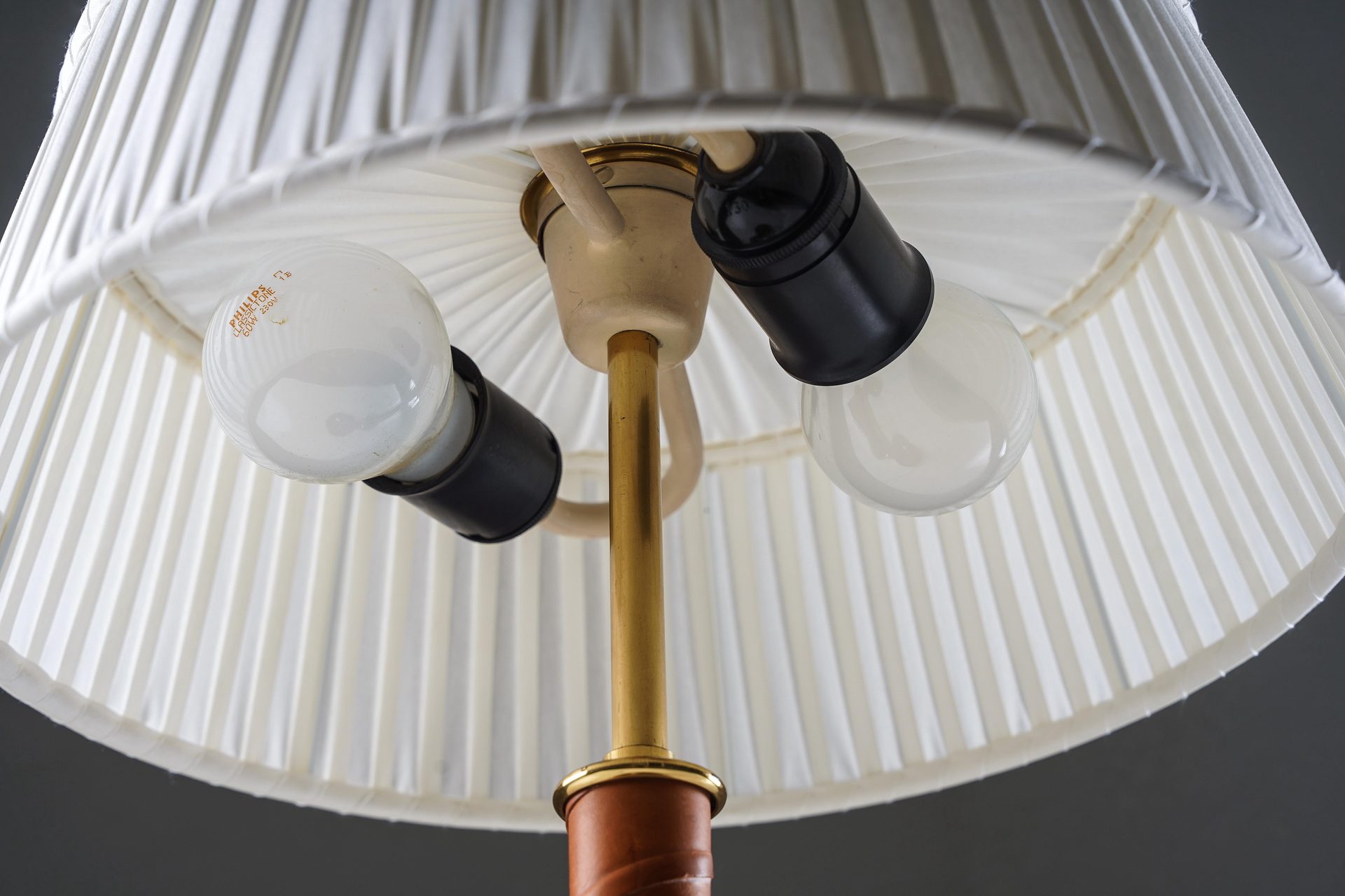 Table lamp model 32926 by Nordiska Kompaniet, Sweden, 1940s For Sale 3